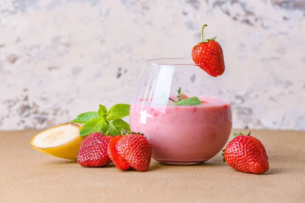 Ein Glas Leckerer Erdbeer Smoothie Auf Dem Tisch — Stockfoto