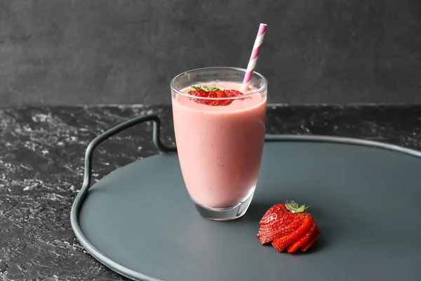 Verre Smoothie Aux Fraises Savoureux Sur Fond Sombre — Photo