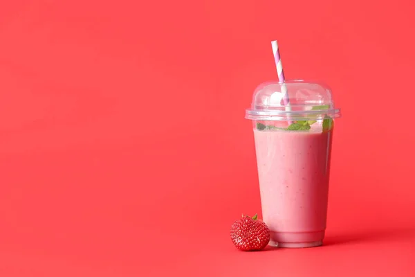 Tasse Leckerer Erdbeer Smoothie Auf Farbigem Hintergrund — Stockfoto