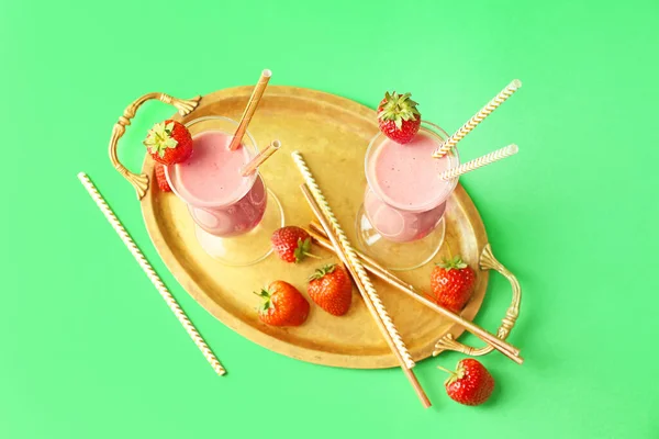 色泽背景下的美味草莓冰沙 — 图库照片