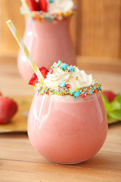 Ein Glas Leckerer Erdbeer Milchshake Auf Dem Tisch — Stockfoto