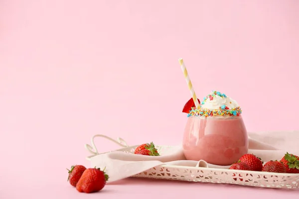 Glas Leckerer Erdbeer Milchshake Auf Farbigem Hintergrund — Stockfoto