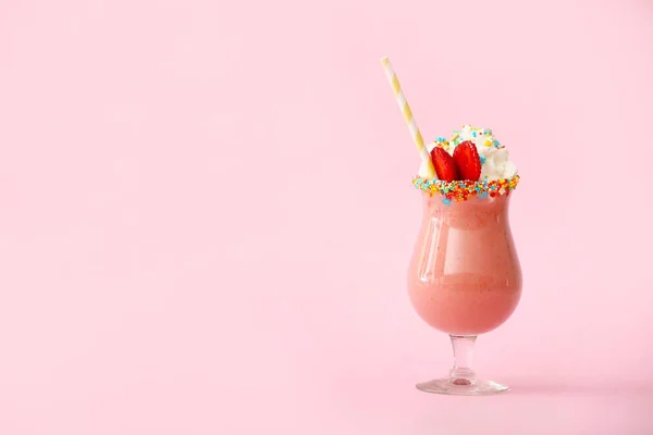Glas Lekkere Aardbeien Milkshake Kleur Achtergrond — Stockfoto