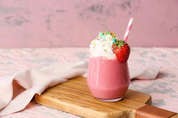 Glas Leckerer Erdbeer Milchshake Auf Farbigem Hintergrund — Stockfoto