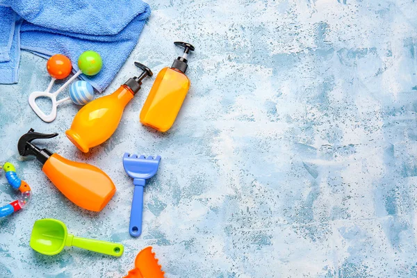 Sunscreen Cream Beach Sand Toys Towel Color Background — Stock Photo, Image