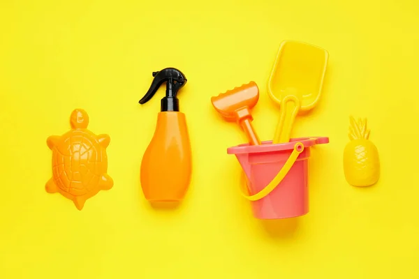Zonnebrandcrème Met Strand Zand Speelgoed Kleur Achtergrond — Stockfoto
