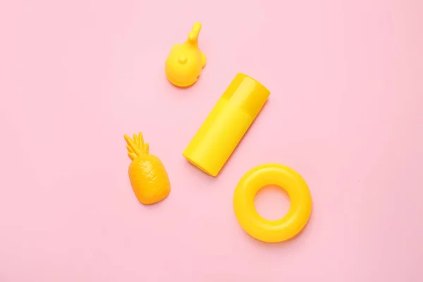 Krem Filtrem Piaskiem Plażowym Zabawki Tle Koloru — Zdjęcie stockowe