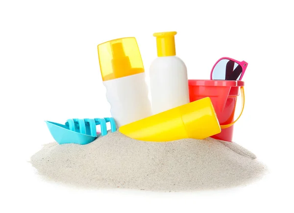 白い背景にビーチの砂のおもちゃと日焼け止めクリーム — ストック写真