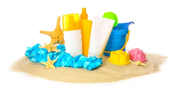 Αντηλιακή Κρέμα Παιχνίδια Άμμου Παραλίας Και Μαγιό Λευκό Φόντο — Φωτογραφία Αρχείου