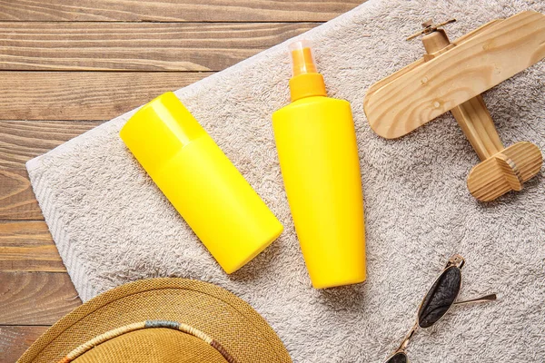 Sunscreen Cream Beach Accessories Wooden Background — Stock Photo, Image