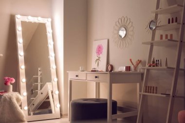 Akşamları modern makyaj odasının şık iç dekorasyonu.