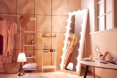 Akşamları modern makyaj odasının şık iç dekorasyonu.