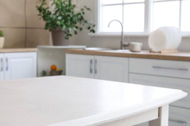 Modern mutfağın içindeki yemek masası.