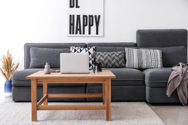 Masası ve kanepesi olan modern bir oda.