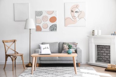 Masası, şöminesi ve kanepesi olan modern bir oda.