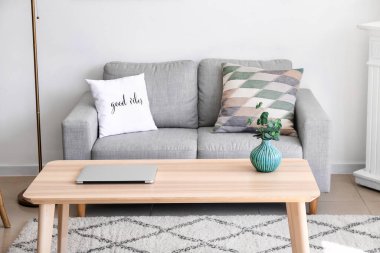 Masası ve kanepesi olan modern bir oda.