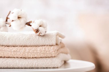 Banyodaki masada pamuk havlular.