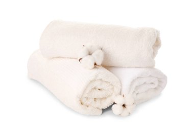 Beyaz arka planda pamuk çiçekleri ve yumuşak havlular