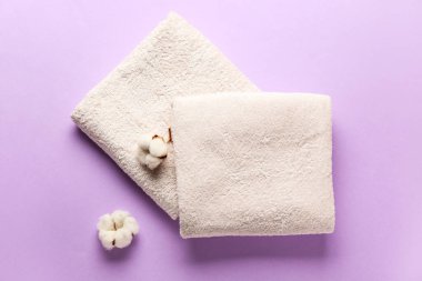 Pamuk çiçekleri ve arka planda yumuşak havlular