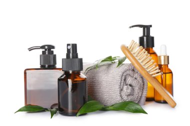 Beyaz arkaplanda saç tedavisi için ayarlandı