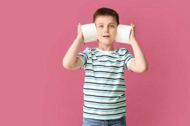Arka planda tuvalet kağıdı olan komik bir çocuk.