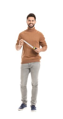 Beyaz arka planda mezurası olan genç adam.