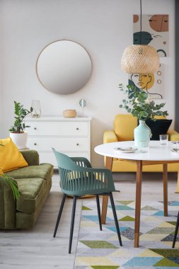 Modern şık yemek odasının içi.