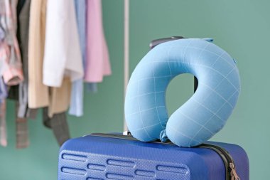 Evde bavul ve seyahat yastığı var.