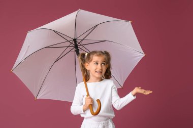Renkli arka planda şemsiye ile Sevimli küçük kız