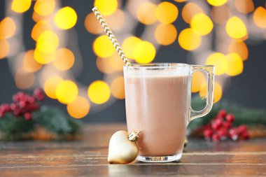 Masada sıcak kakao içeceği var.