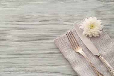 Ahşap arkaplanda basit tablo ayarı