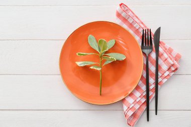 Beyaz ahşap arkaplanda basit tablo ayarı