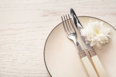 Beyaz ahşap arkaplanda basit tablo ayarı