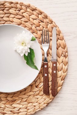 Beyaz ahşap arkaplanda basit tablo ayarı