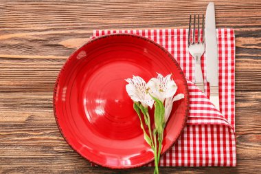 Ahşap arkaplanda basit tablo ayarı