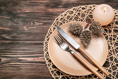 Ahşap arka planda Noel masası