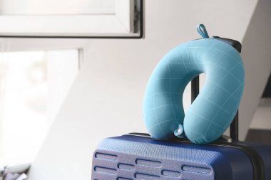 Bavul ve seyahat yastığı odada.