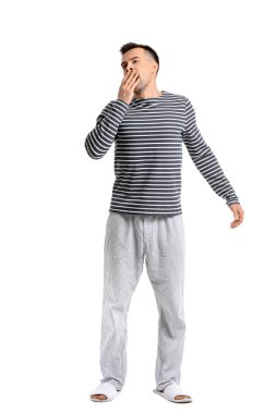 Genç adam beyaz arka planda uykusuzluk çekiyor.