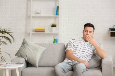 Genç adam evinde uykusuzluk çekiyor.