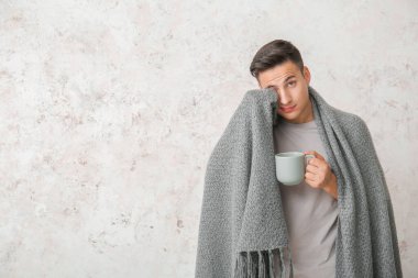 Hafif arka planda bir fincan kahve ve ekoseli adam yorgun. Uykusuzluk kavramı