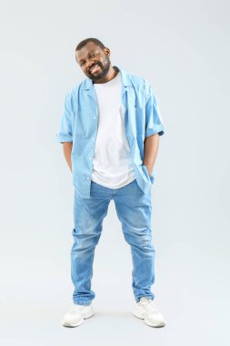 Açık arkaplanda Afrikalı Amerikalı hip-hop dansçısı.