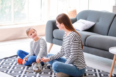 Evde eğitim için birikimleri olan küçük kız ve annesi.