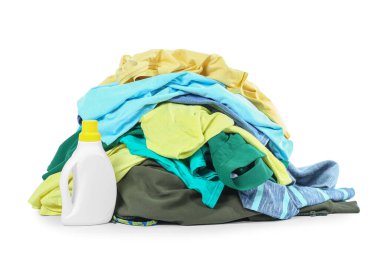 Beyaz arka planda bir yığın kirli giysi