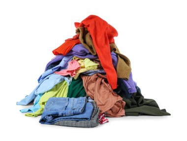 Beyaz arka planda bir yığın kirli giysi