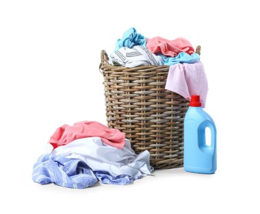 Beyaz arka planda kirli giysiler olan sepet.