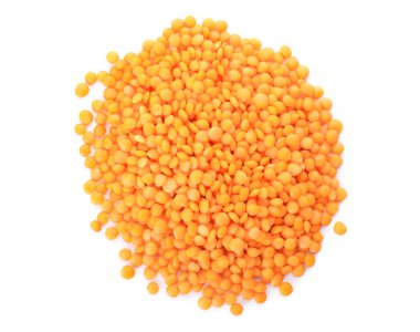 Beyaz arkaplanda kırmızı mercimek