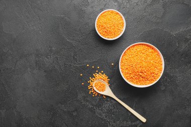 Koyu arkaplanda kırmızı mercimek kompozisyonu