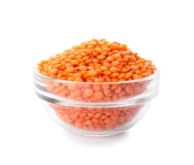 Beyaz arka planda kırmızı mercimek kasesi