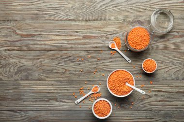 Ahşap zemin üzerinde kırmızı mercimeği olan kompozisyon