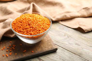 Ahşap arka planda kırmızı mercimek kasesi